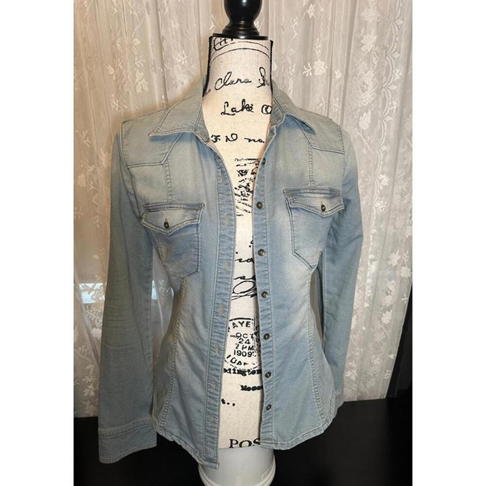 GUESS Jeans Light Wash Denim Button-Up Shirt Jacket – Women’s XS